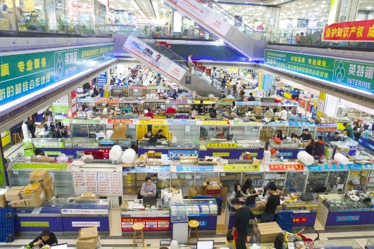 alt="中国 現地仕入れ メリット 4つ 市場での仕入れ風景"