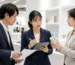 広州交易会の商談で日本語通訳を介して商品仕様を確認する日本企業の担当者