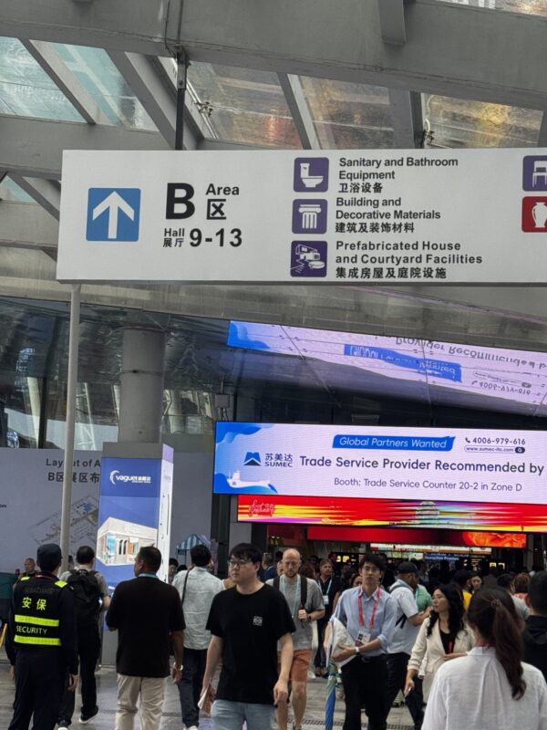 広州の展示会で中国OEMの第二工場候補を比較する商談実景
