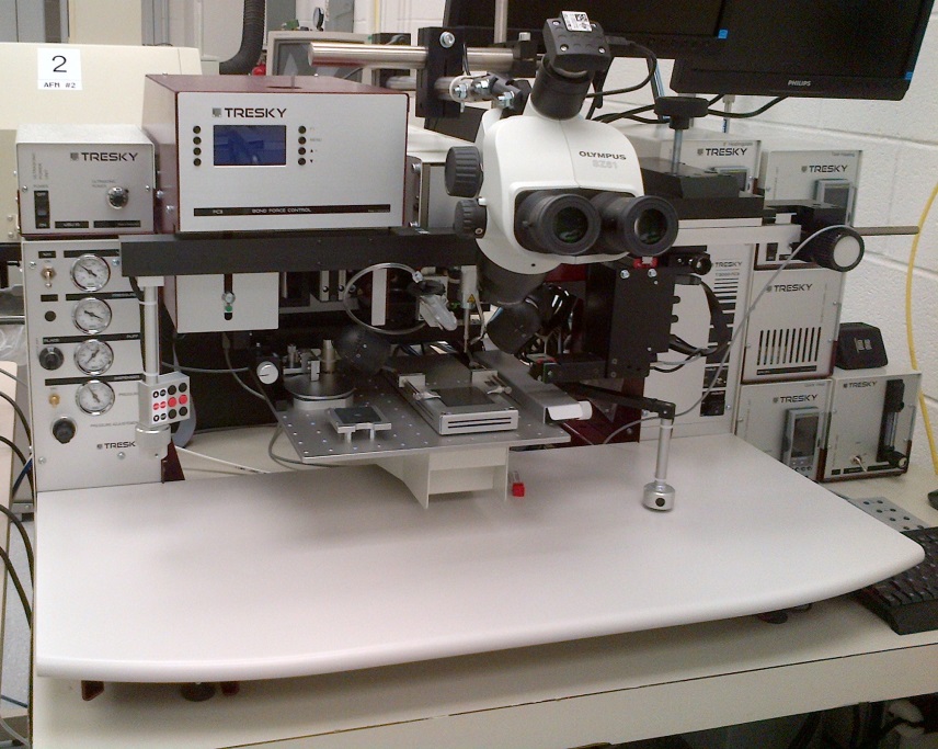 NIST NanoFabに設置されたフリップチップボンダー実機の参考写真
