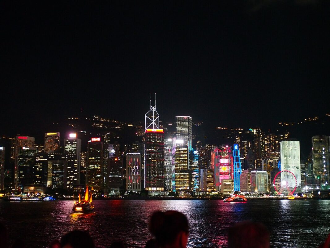 ビクトリア・ハーバー越しに見る香港の高層ビル群と夜景