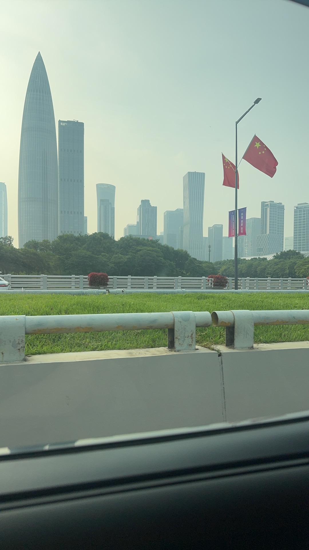 車窓から見える深センの高層ビル群と道路沿いの景観